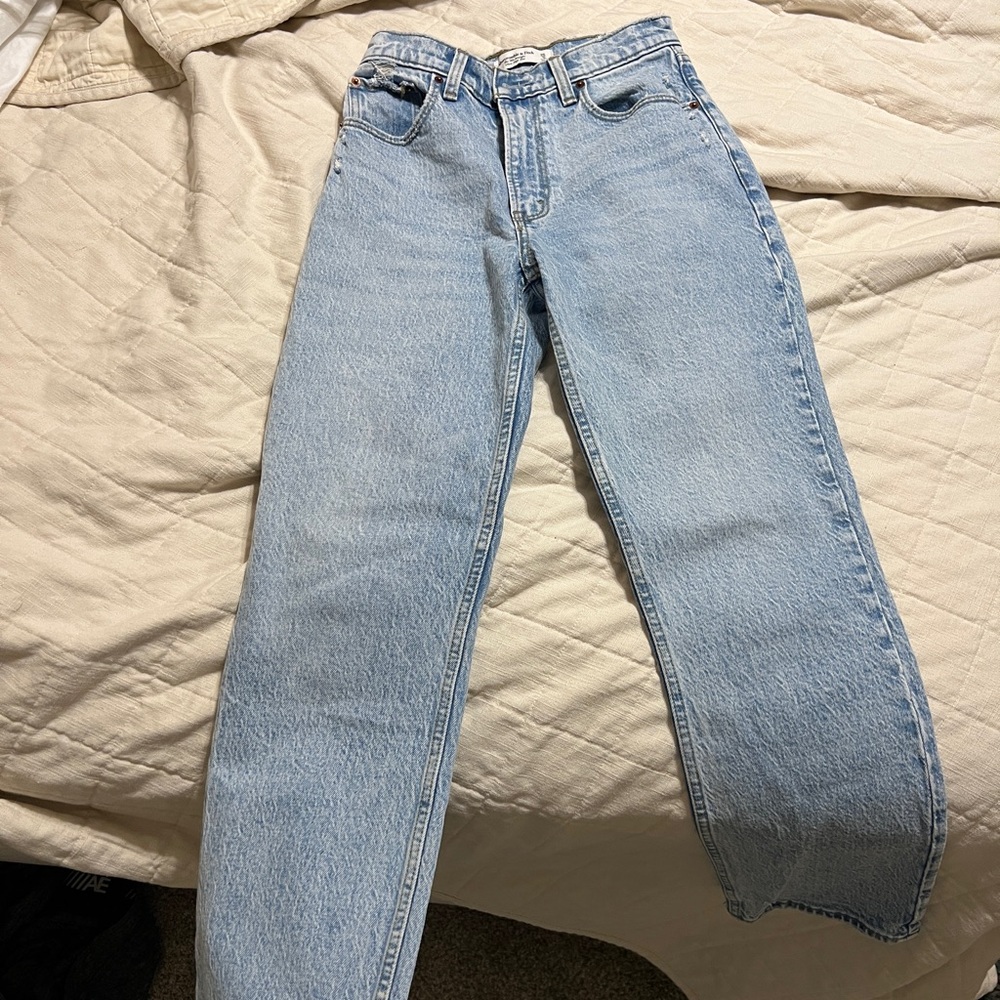 Abercrombie 90s straight ultra high rise jeans size 25 short light wash